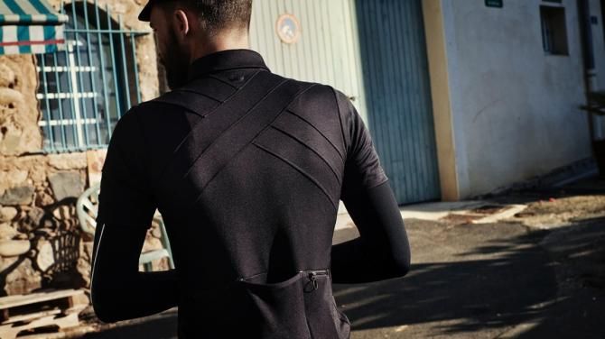 The Kings of Pain jersey design hints at the old-school tubular over the shoulder