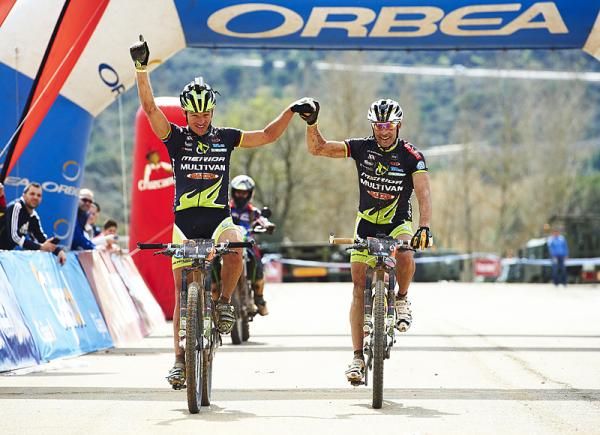 Teammates Ralph N&auml;f and Jos&eacute; Antonio Hermida (Multivan Merida) win stage 1