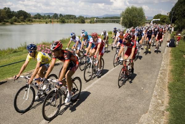 The peloton on stage 3.