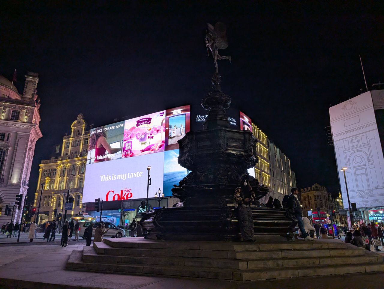 Google Pixel 9 Pro camera sample Piccadilly Circus low light