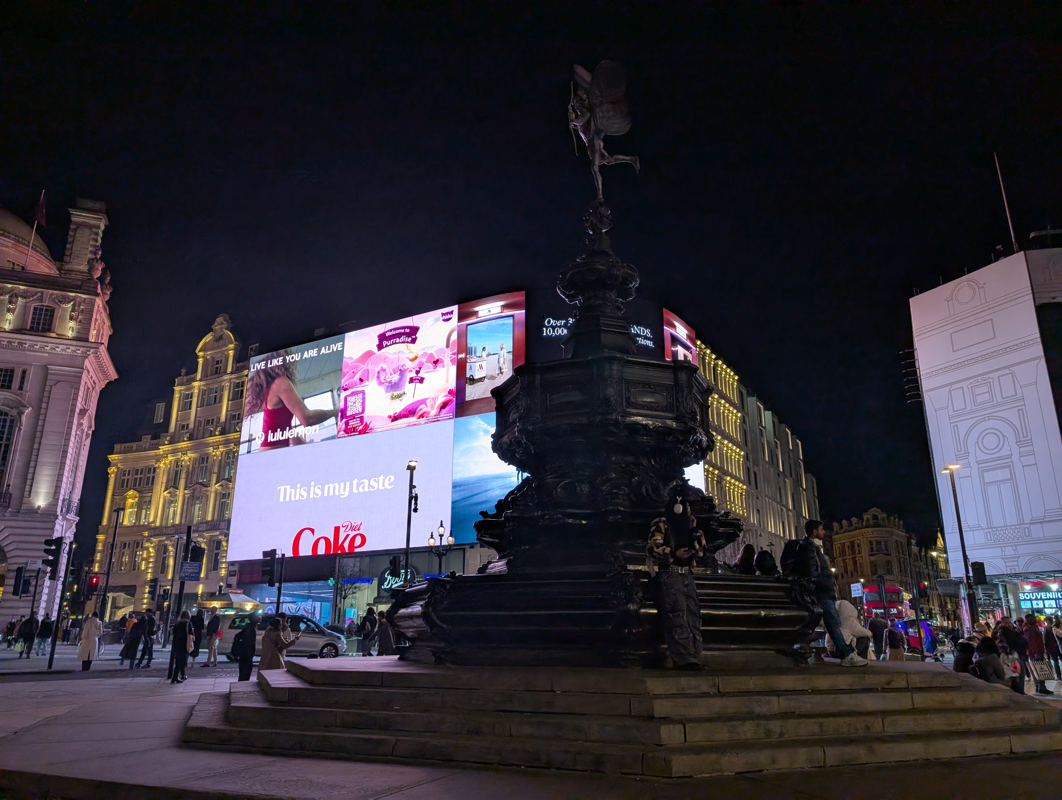 Google Pixel 9 Pro camera sample Piccadilly Circus low light