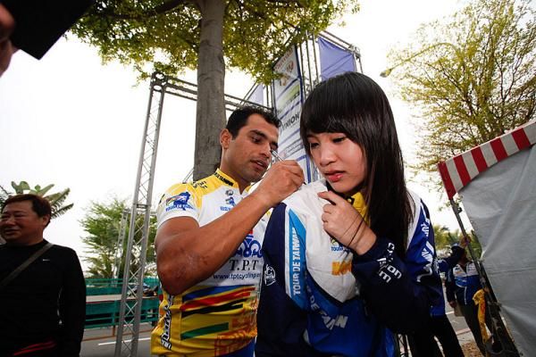 Race leader Mehdi Sohrabi (Tabriz Petrochemical Team) signs an autograph.