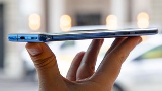 OnePlus 7 Pro on niin kookas puhelin, että sitä on vaikea pidellä yhdellä kädellä.