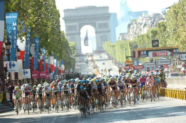 The peloton hits Paris