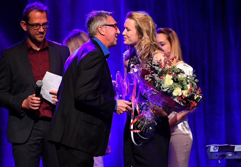 Jolien D'hoore collects her prize at the Kristallen Fiets 2016