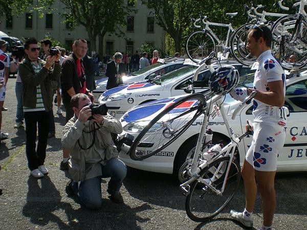 Sandy Casar (FdJ) shows off his bike.