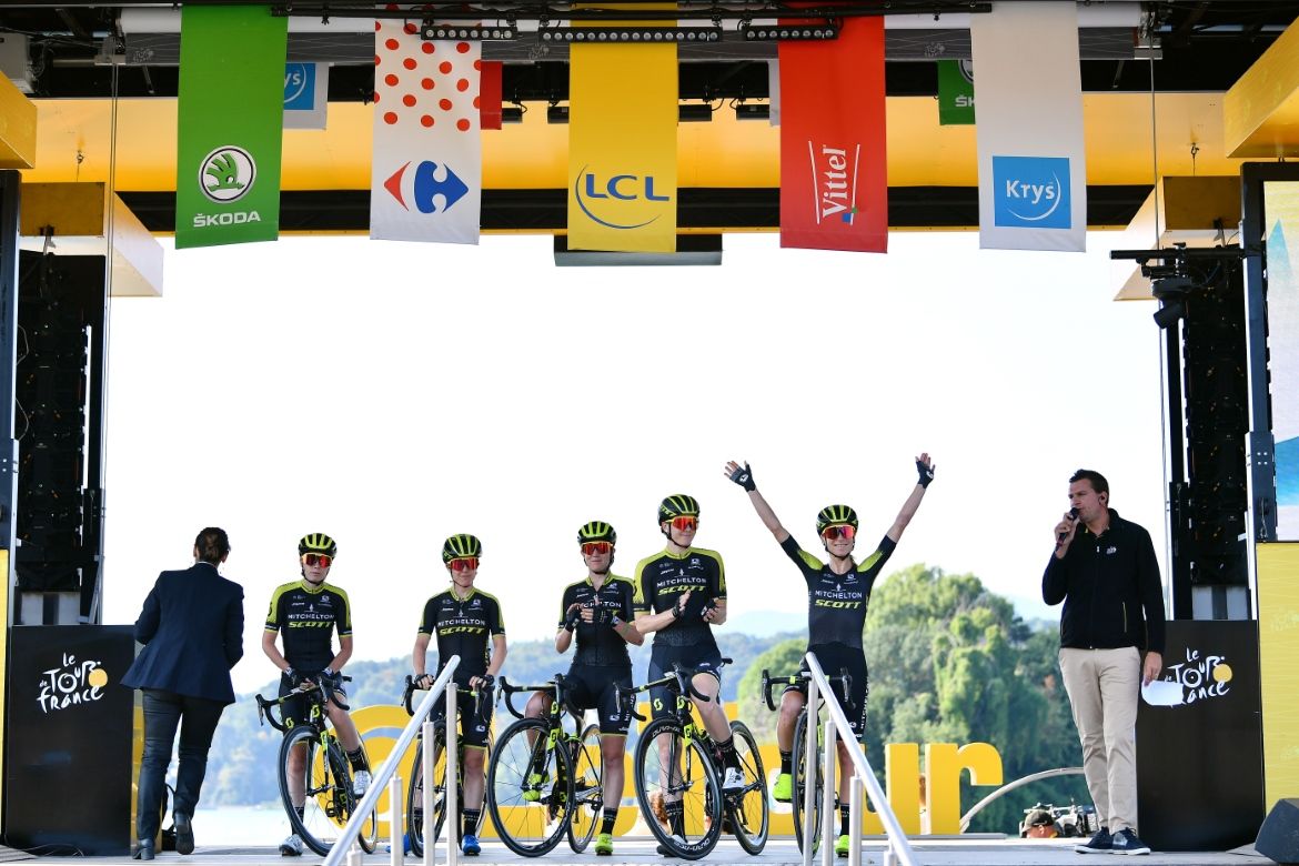 Mitchelton-Scott on the podium at the start