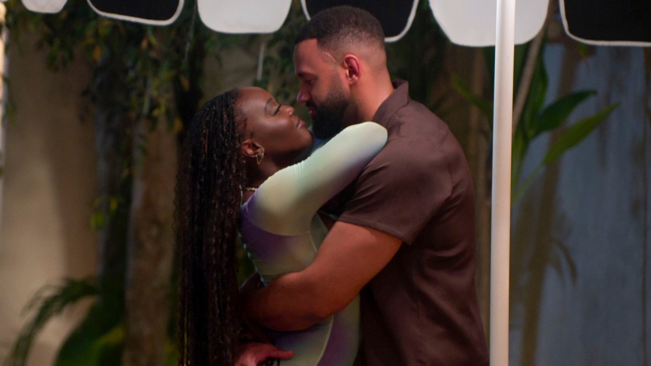 AD and Ollie kiss on Perfect Match Season 3.
