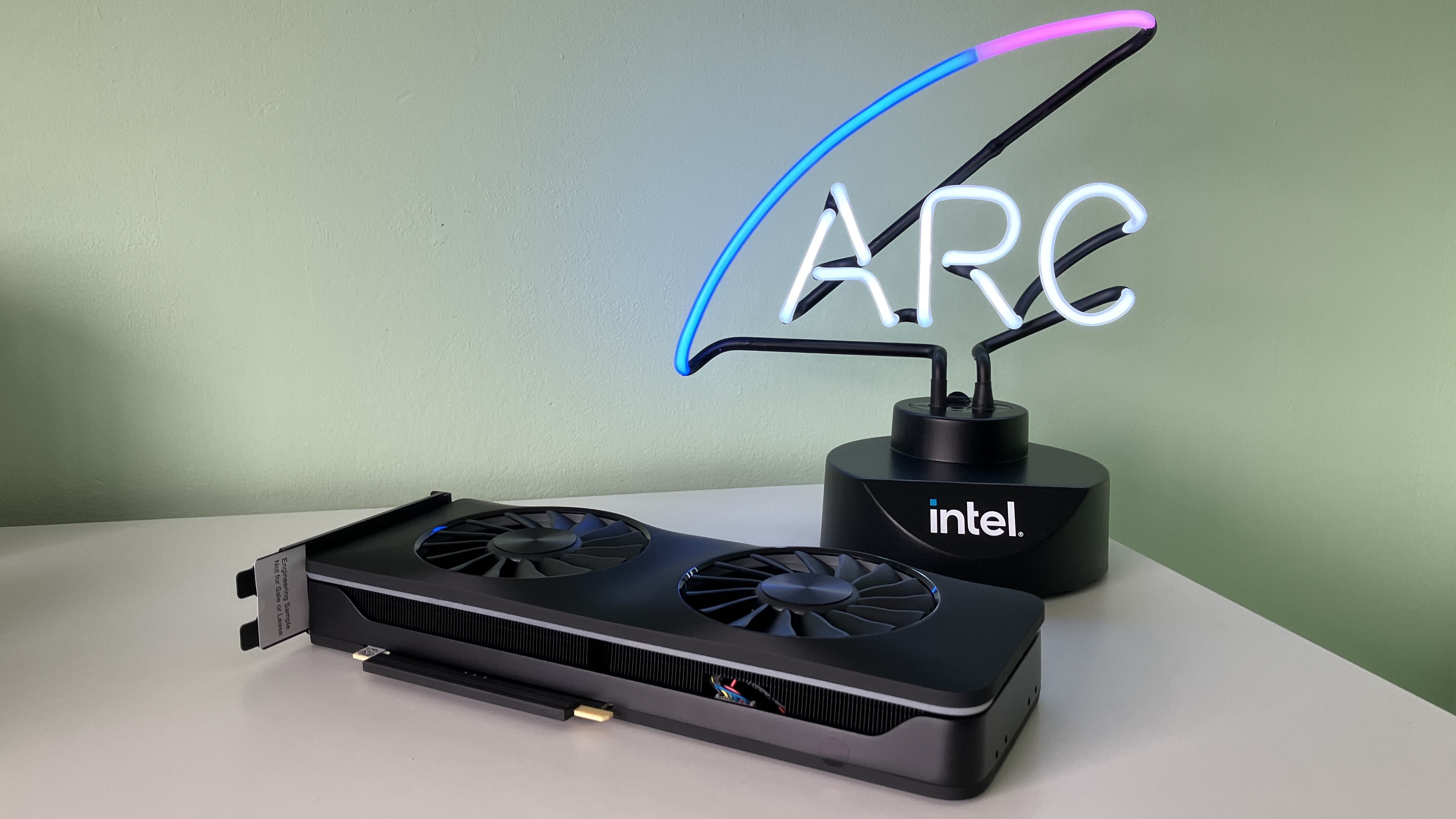 Intel Arc A770 com luz neon Arc