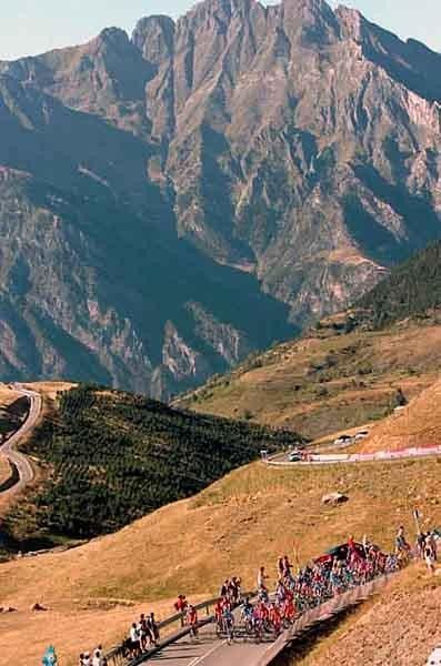 The peloton weave their way up the high mountains.