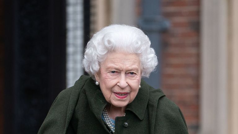 Queen’s update after Covid diagnosis fails to reassure fans