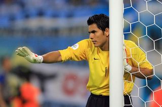 Oswaldo Sanchez in action for Mexico against Argentina at the 2006 World Cup.