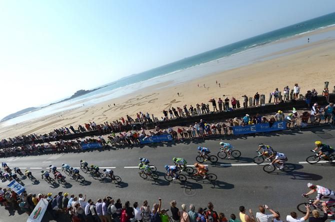 The peloton heads toward Saint-Malo