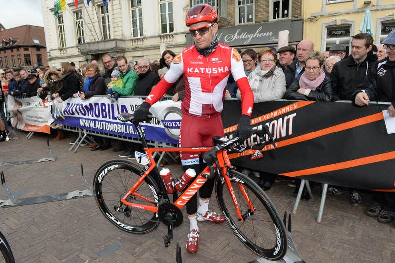 Alexander Kristoff with his Canyon before the stage start