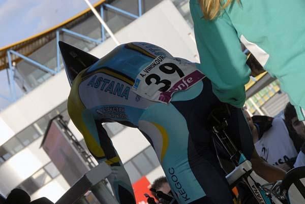 Alexander Vinokourov (Astana) gets ready to start.