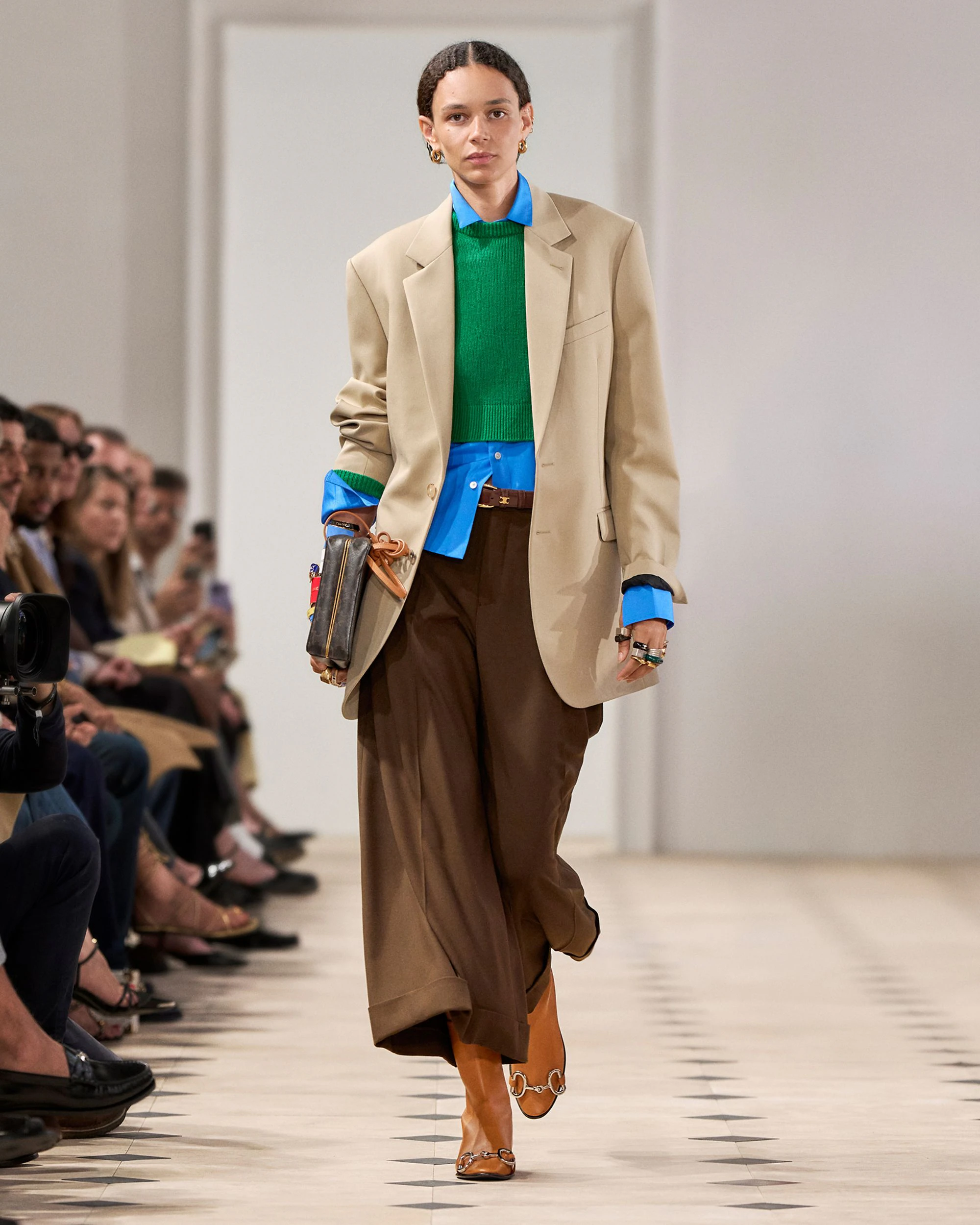 Model in a layered look