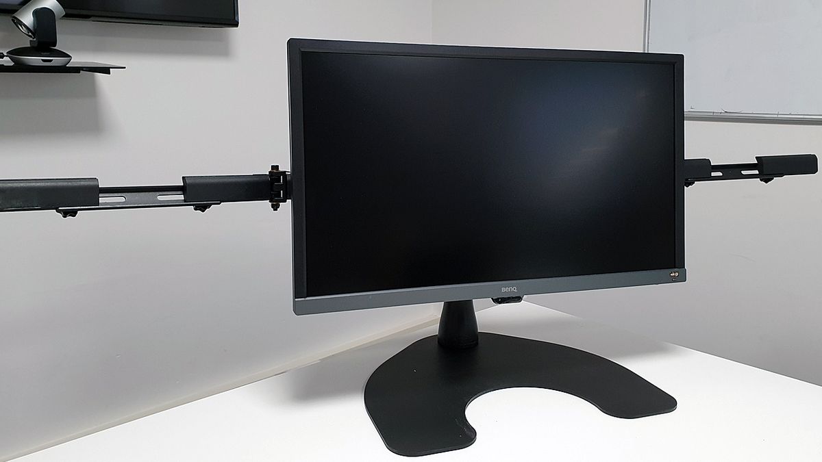 It's a considerable wing span, allowing for an excellent and immersive tri-monitor setup.