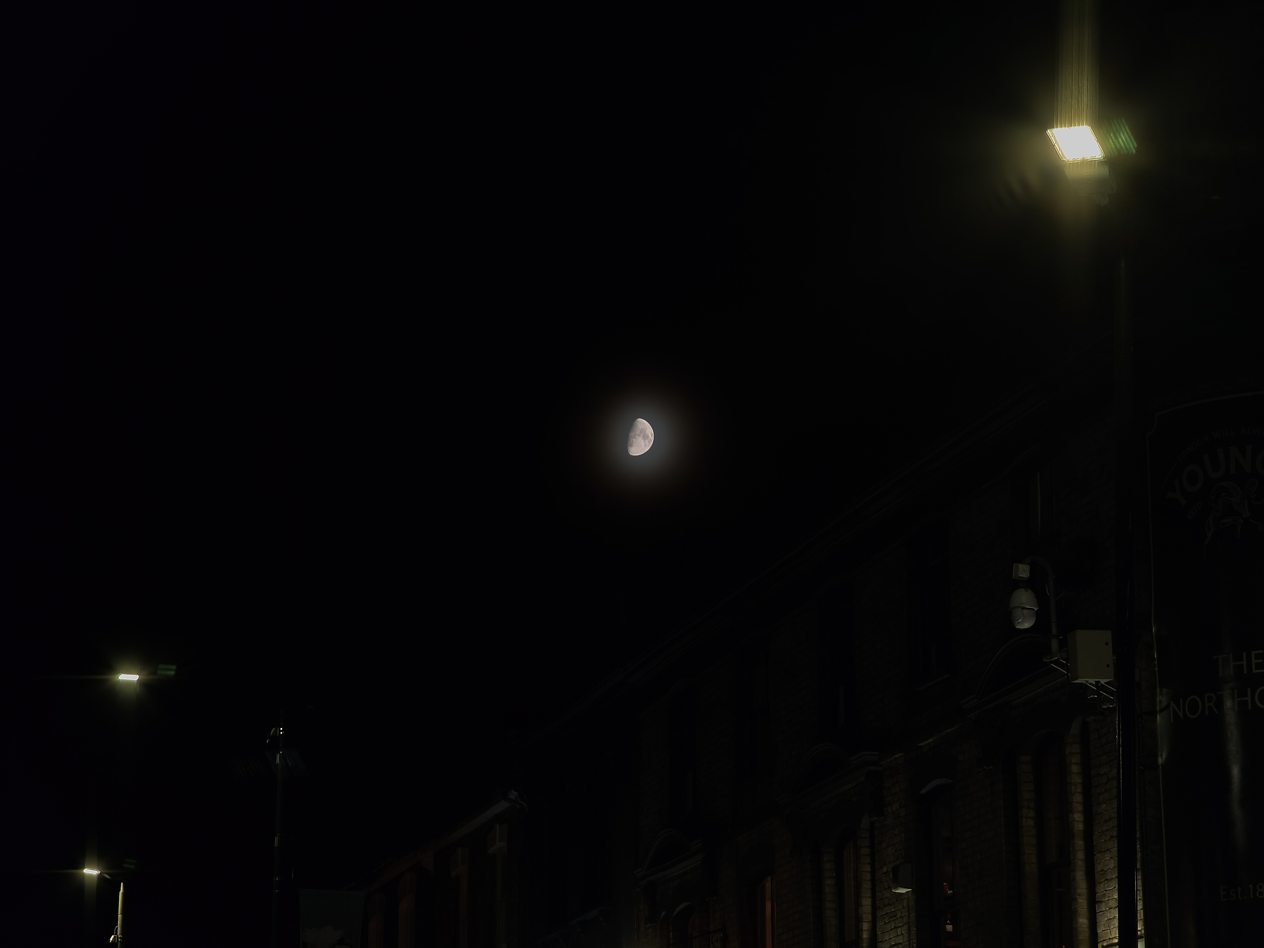 Xiaomi 15T Pro camera sample low light moon 5x zoom