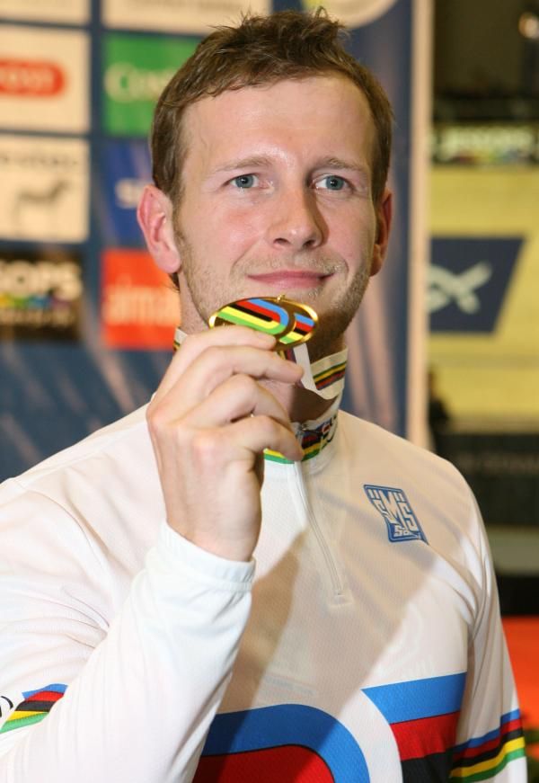Teun Mulder (Netherlands) with his gold medal for the men's kilo time trial.