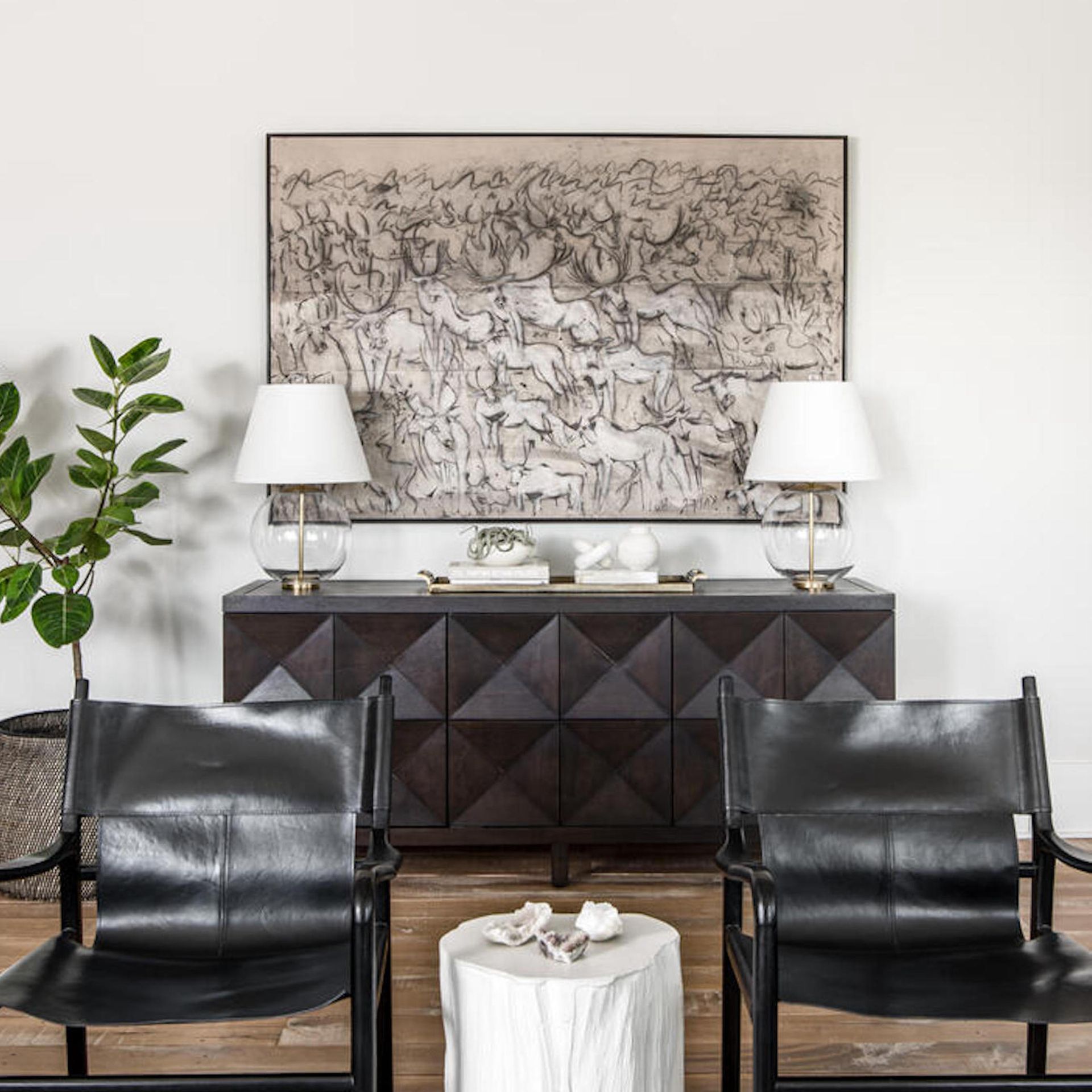 Konsol hitam dengan dua jok kulit modern di ruang tamu modern