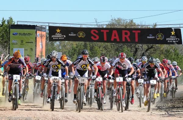 Geoff Kabush (3Rox Racing) leads out the elite men