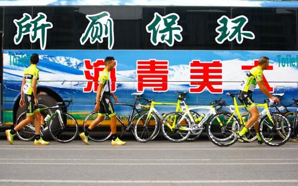 Farnese riders going to the toilet bus before race start