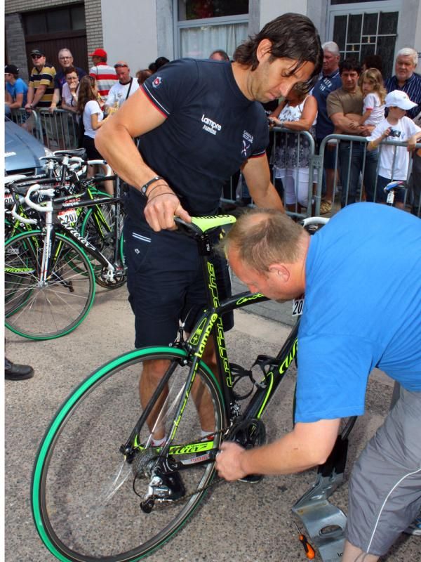 Lampre mechanics do a last-minute check before the start of Stage 3.