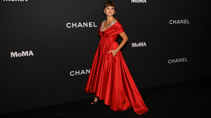 Penélope Cruz wore a dress that took 700 hours to make at the 14th