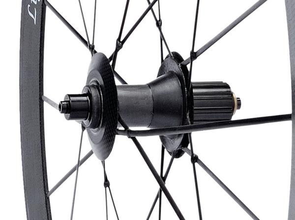 The rear hub is based on DT Swiss's 190 design, complete with the proven star ratchet driver mechanism.