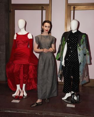 Lily Collins betritt die Presse für die vierte Staffel von Emily In Paris in einem grauen MKDT Studio-Kleid mit Alaïa-Mesh-Flats und Cartier-Ohrringen in Kopenhagen.