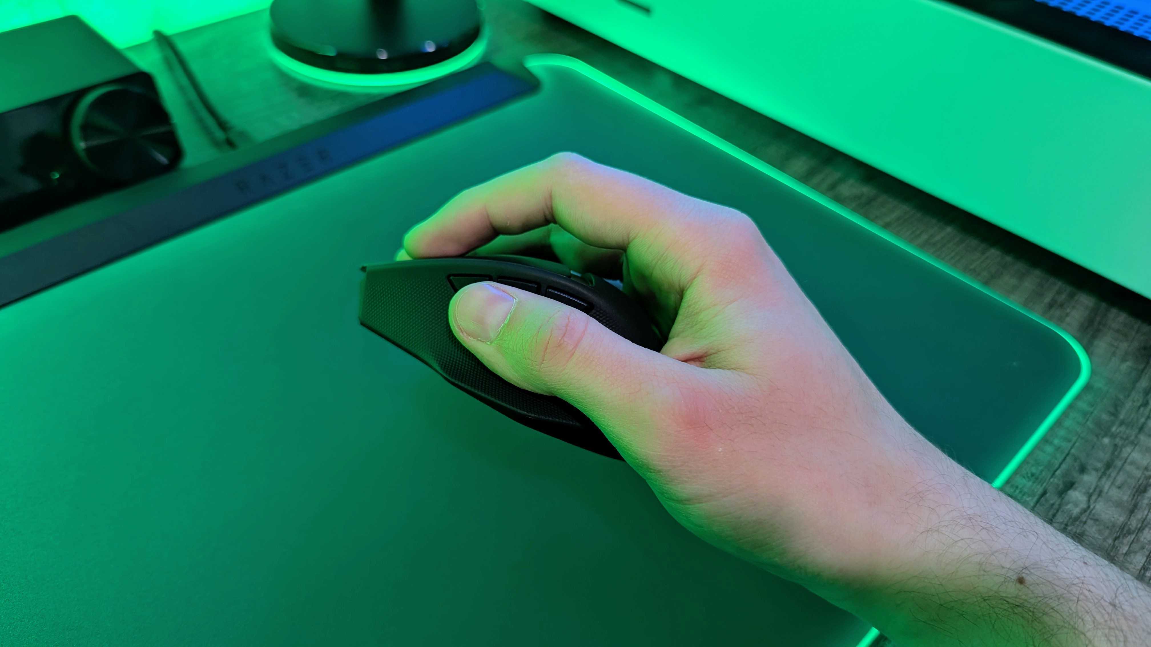 Image of the Razer Basilisk Mobile wireless gaming mouse.