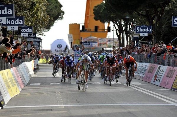 Petacchi leads the sprint