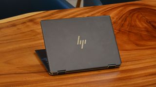 Un HP Spectre x360 2022 su un tavolo in legno