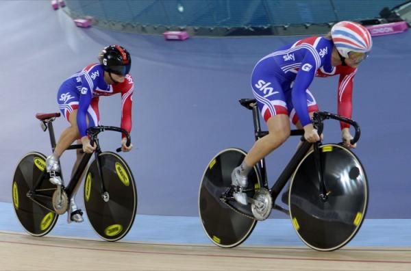 GB&sup1;s Jess Varnish leads Vicky Pendleton in the team sprint