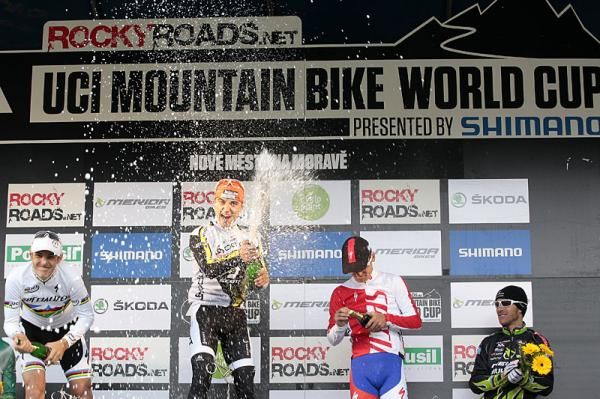 Nino Schurter (Scott Swisspower) opens the champagne