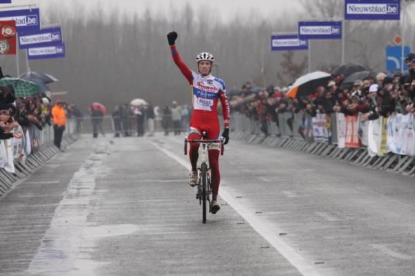 On his way to victory, Klaas Vantornout (Sunweb-Revor) salutes the crowd.