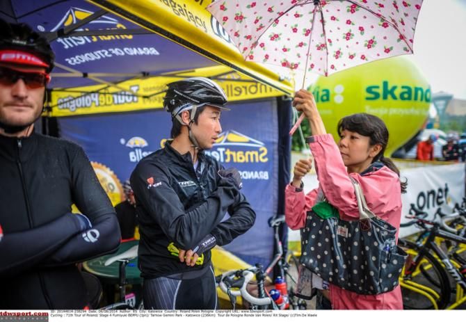 Fumiyuki Beppu (Trek) feeling the cold before the start of stage 4
