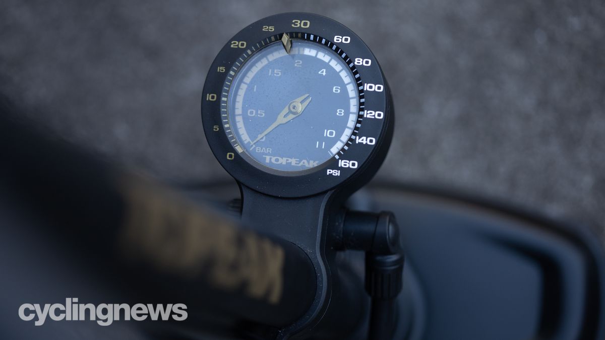 Topeak Joe Blow Tubi 2stage pump detail of gauge