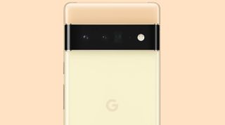 Google Pixel 6 -takakuori keltaisena