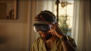 Las Apple Vision Pro VR en un hombre que las usa como cámara