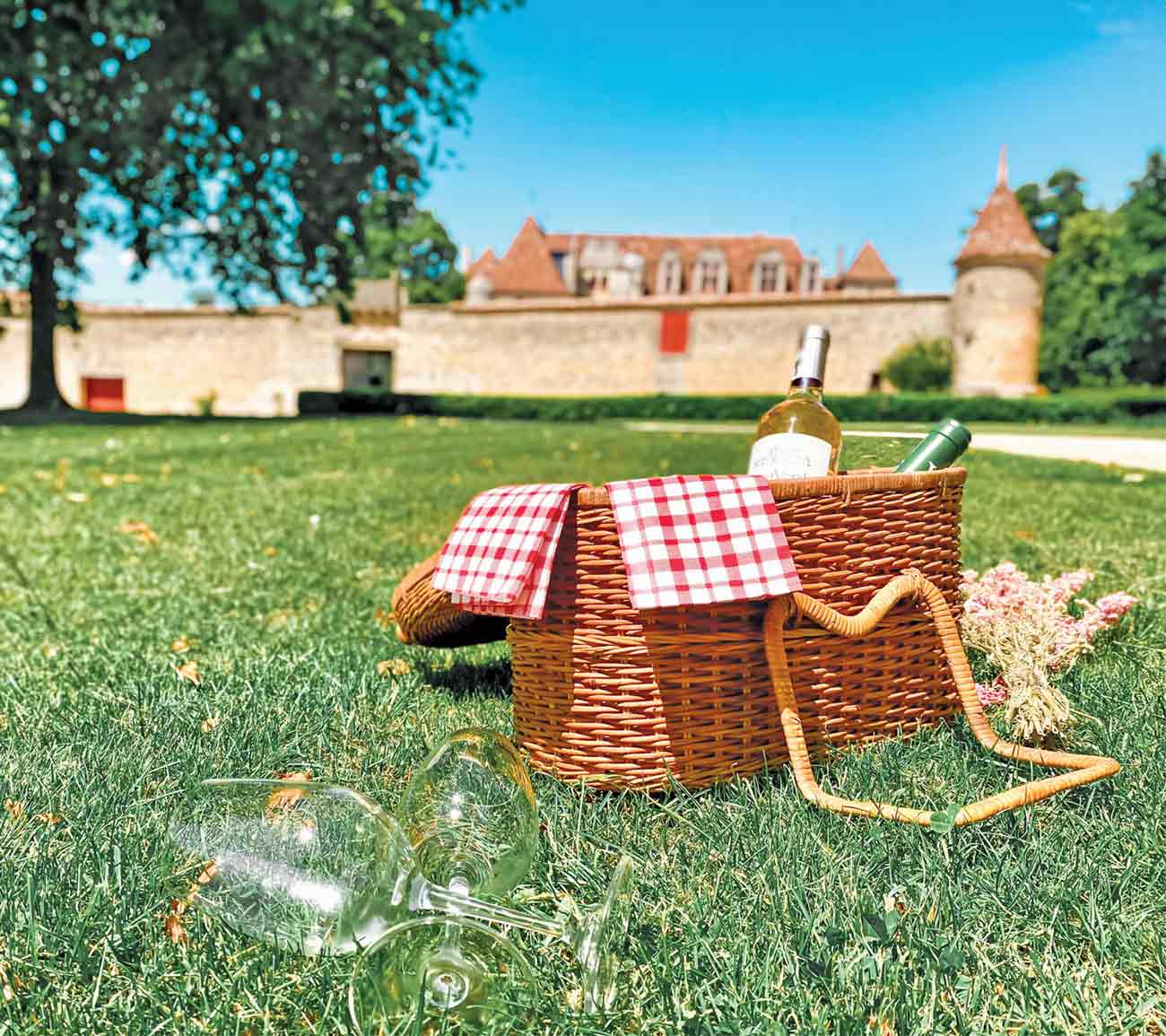 Picnic at Ch&amp;acirc;teau Le Grand Verdus