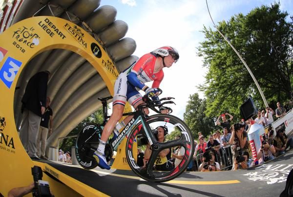 Lieuwe Westra (Vacansoleil-DCM) sets off.