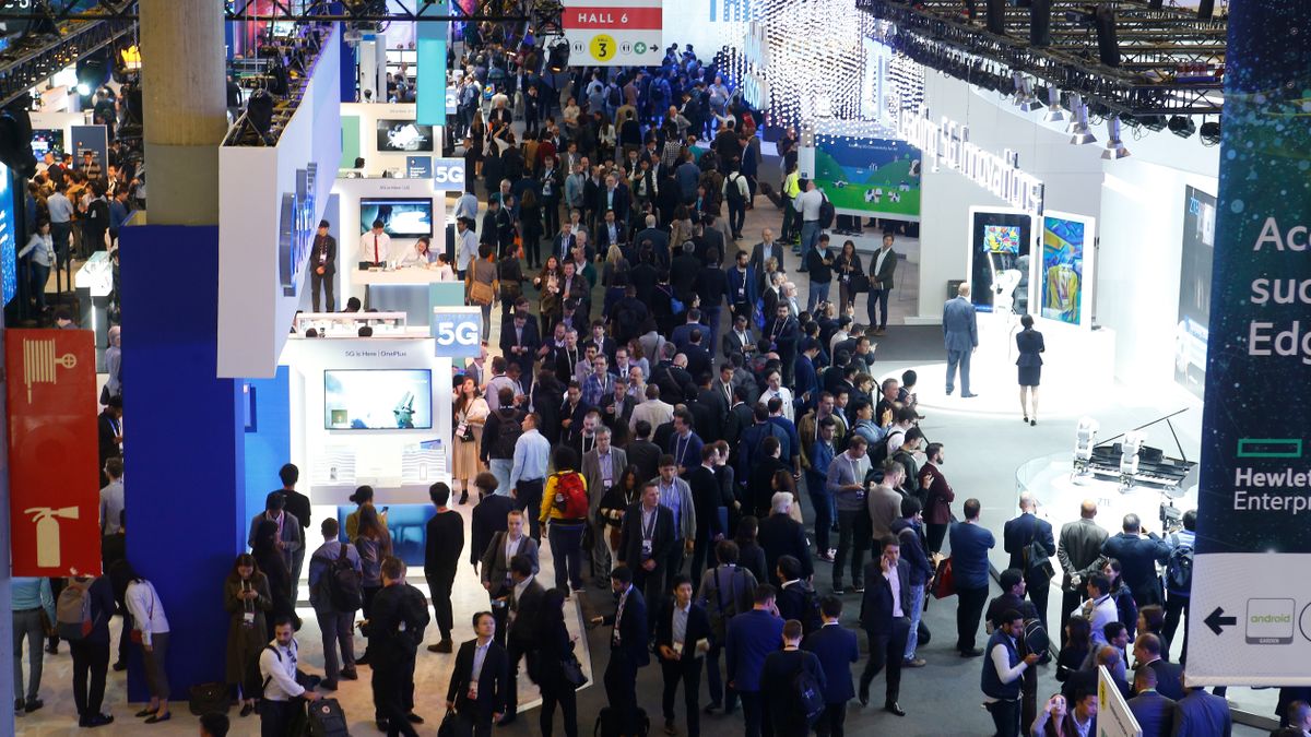 Crowds teeming through the conference hall at MWC