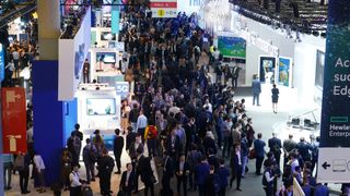 Crowds teeming through the conference hall at MWC