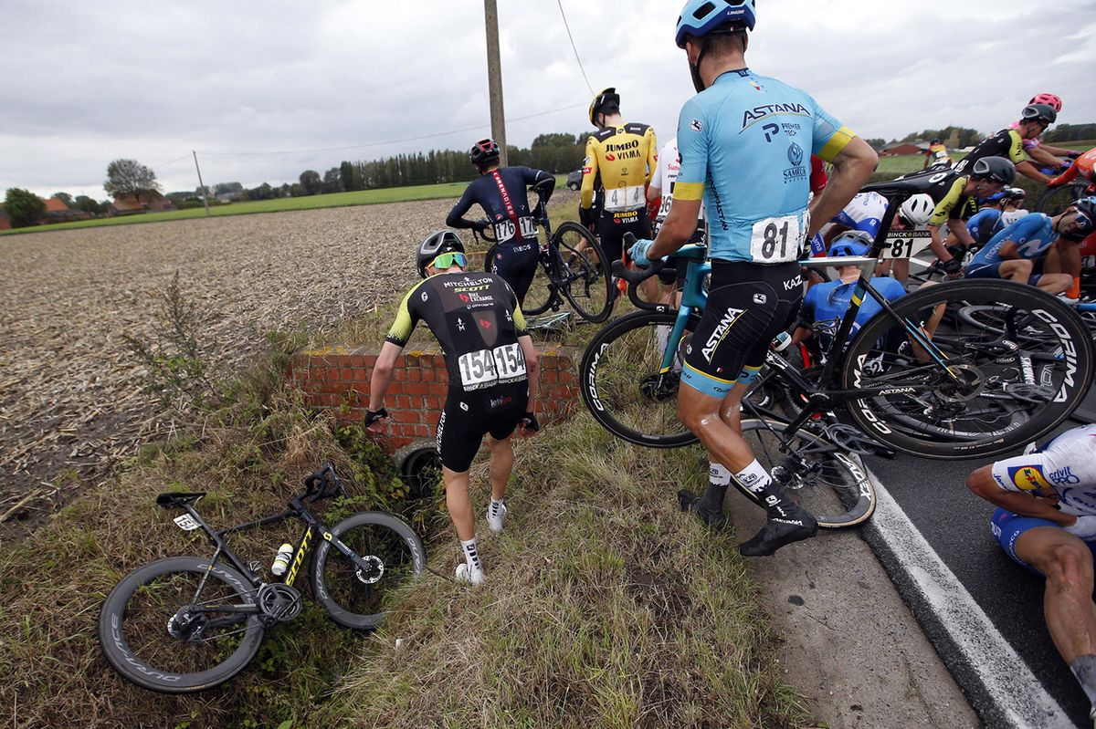 BinckBank Tour 2020 - 16th Edition - 1st stage Blankenberge - Ardooie 132,1 km - 29/09/2020 - Crash - Injury - Luke Durbridge (AUS - Mitchelton - Scott) - Laurens De Vreese (BEL - Astana Pro Team) - photo Dion Kerckhoffs/CV/BettiniPhoto&Acirc;&copy;2020