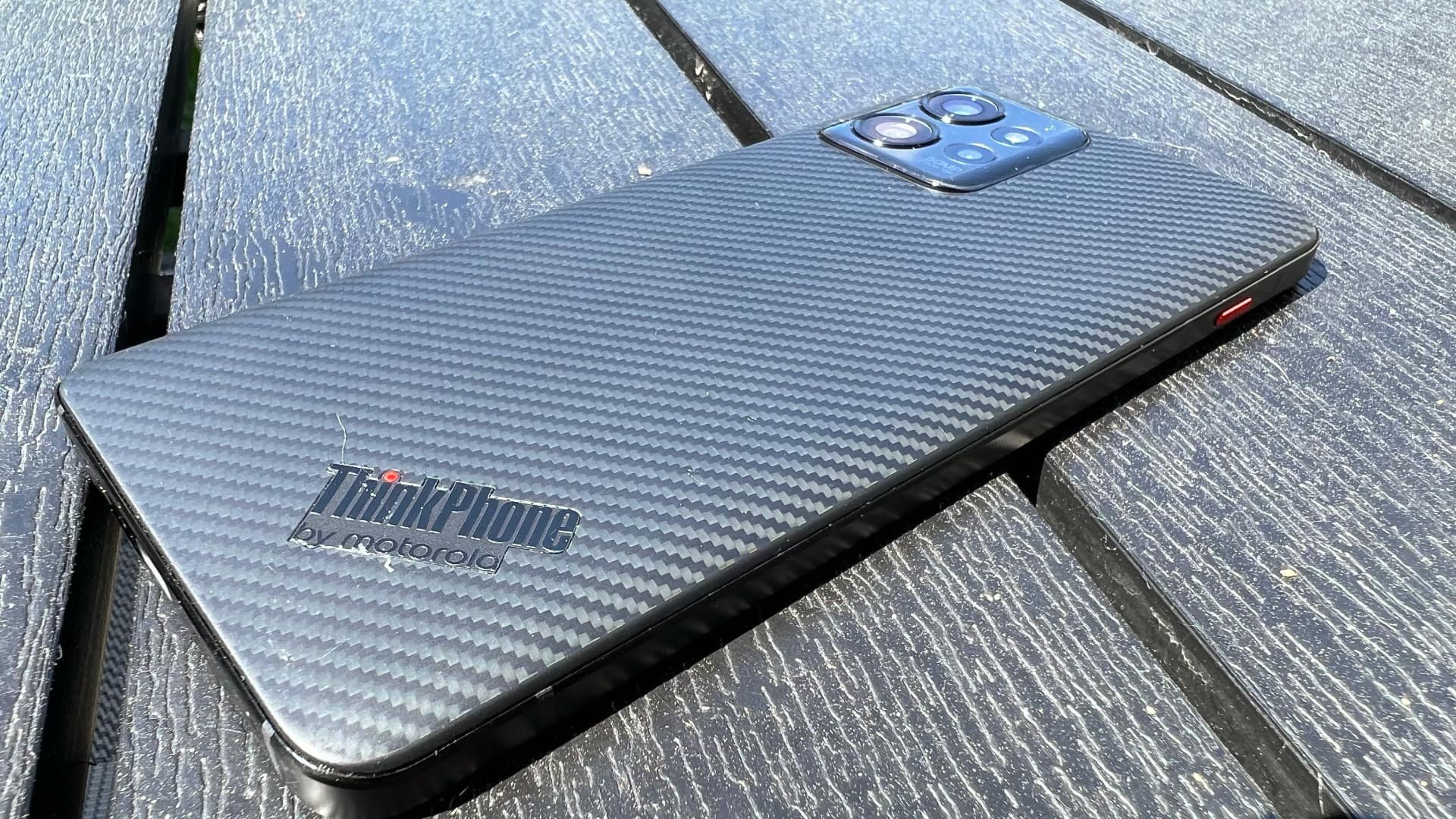 Lenovo thinkphone by Motorola på en bord i solsken