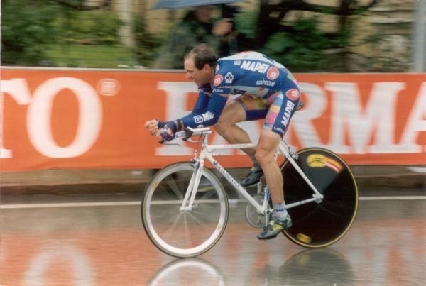 Tony Rominger wins the rain soaked time trial to Assisi in 1995
