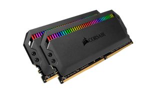 To Corsair Dominator Platinum RGB mot hvit bakgrunn