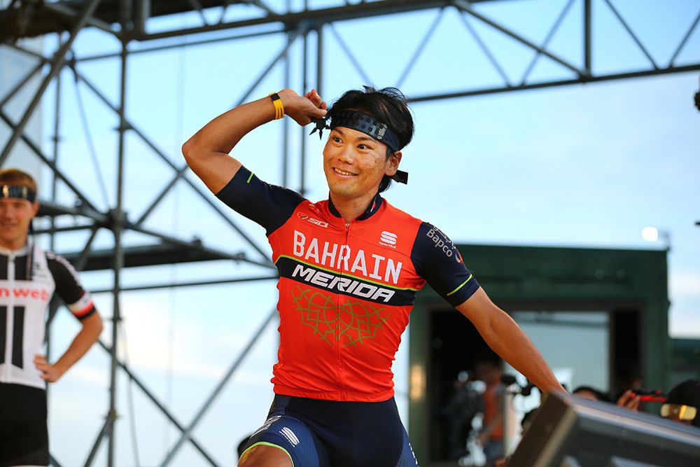Yukiya Arashiro throws a ninja star