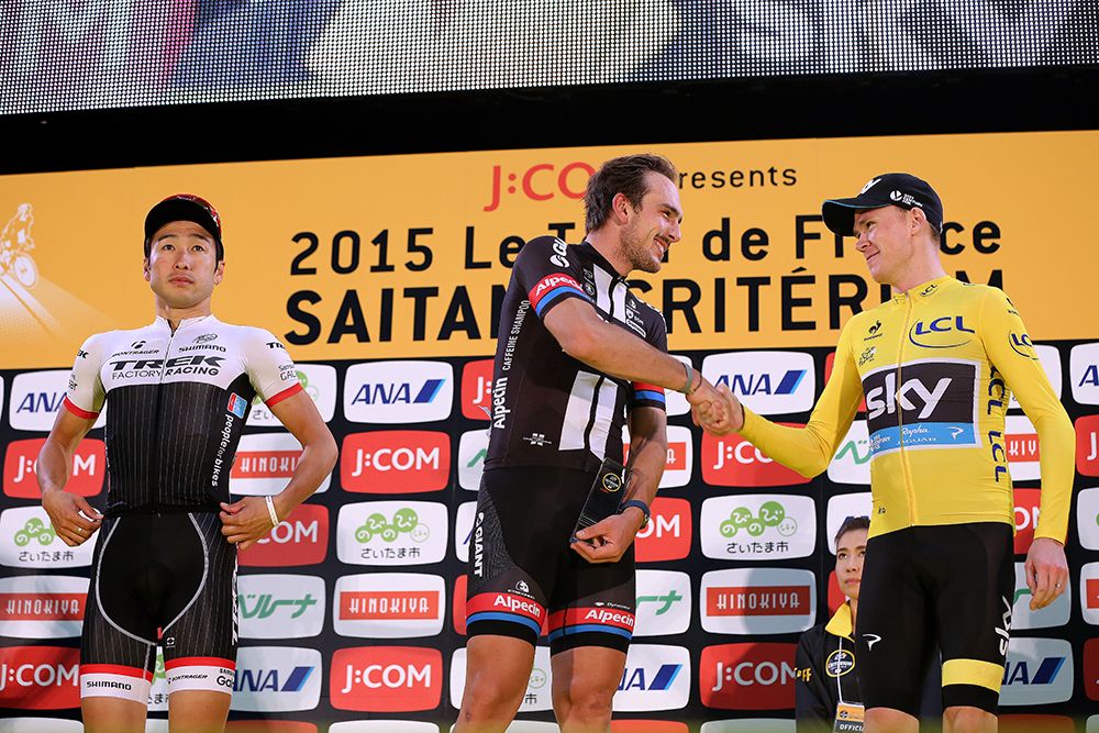 John Degenkolb (Giant-Alpecin) is congratulated by Chris Froome (Team Sky)